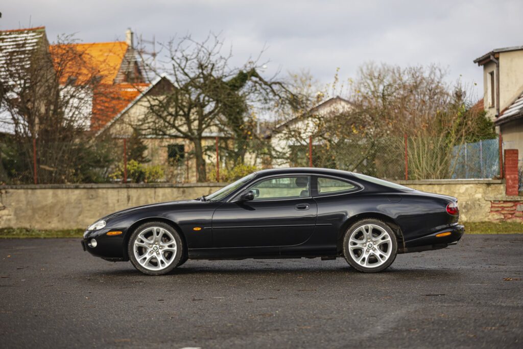 Jaguar XK8, bratranec DB7